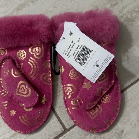 UGG Kids' Fuchsia and Gold Patterned mittens
Hand sewn ..nwt - Picture 2 of 6